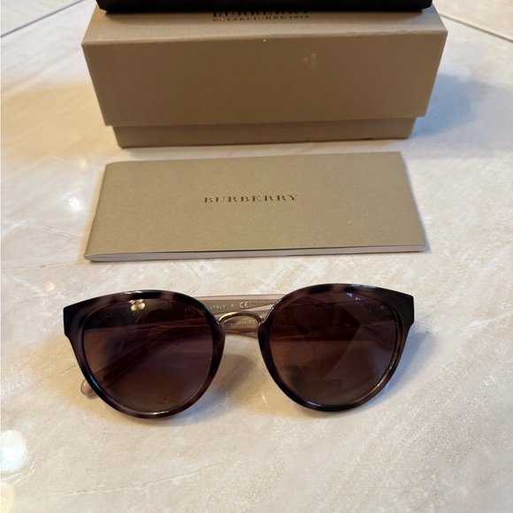 Authentic Burberry sunglasses - Picture 4 of 7